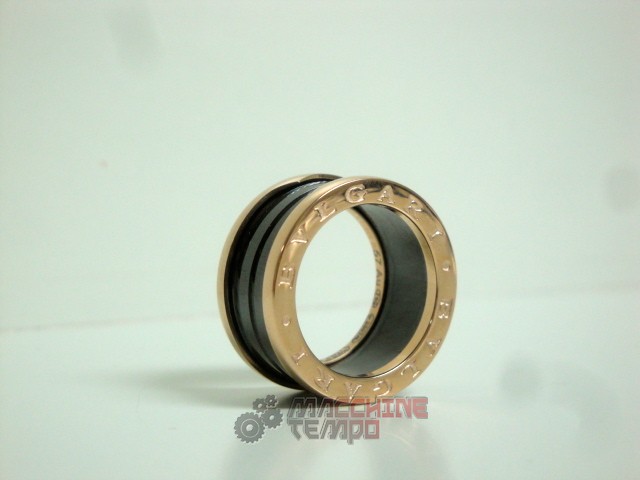Bulgari replica gioielli anello ciondolo B.zero1 rose gold ceramica nero - immagine 4